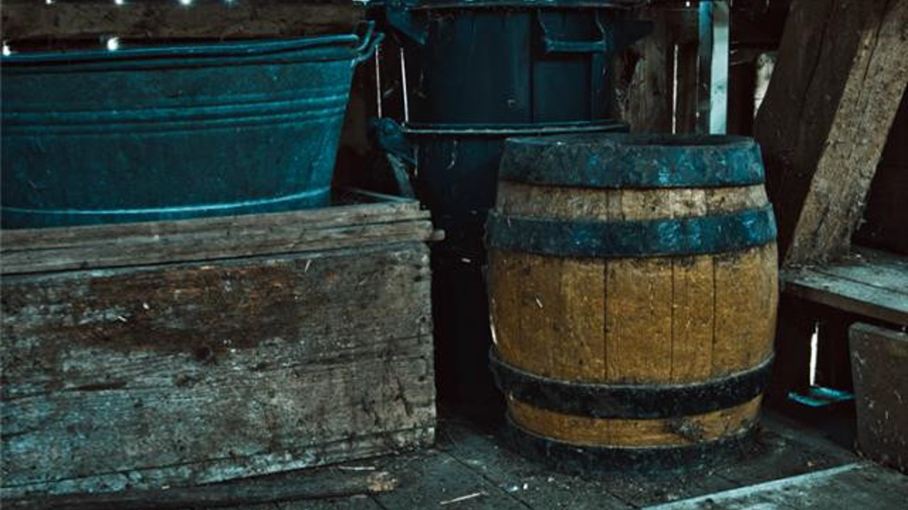 Evin çatı katındaki varilde beyaz kumaşın içinden çıktı. Tam 30 yıl saklamış