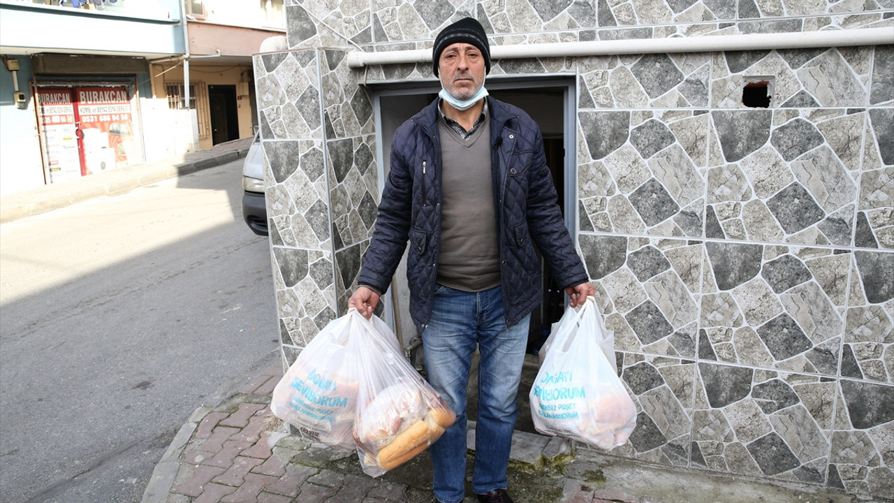 2 yıldır her gün 4 defa çöpten topluyor. Yorulmadan deniz ve göl kenarına gidiyor