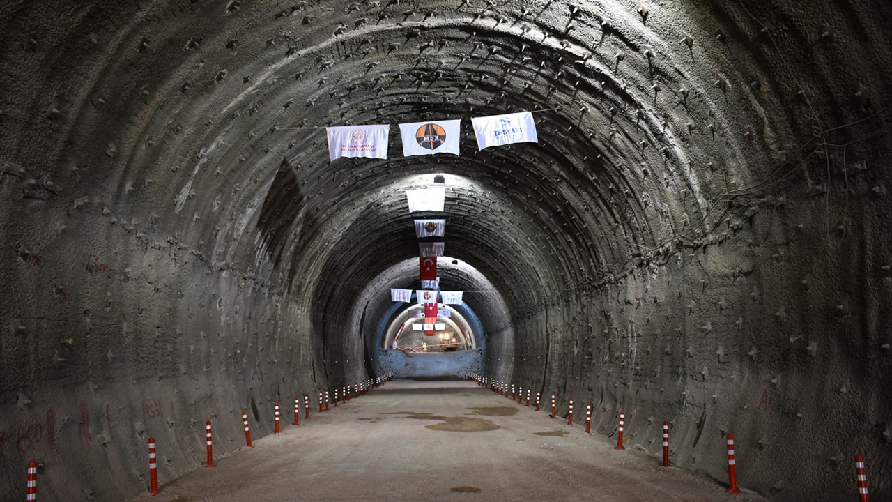 Kırkdilim Geçişi'ndeki 'T2 Tüneli'nde ışık göründü