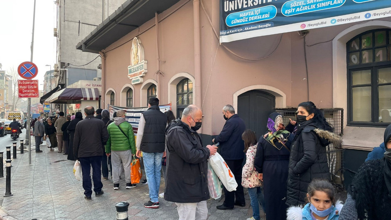 İstediği kadar inkar edilsin gerçek olan bu. 1 liralık ekmek kuyruğu. İsmail Saymaz paylaştı