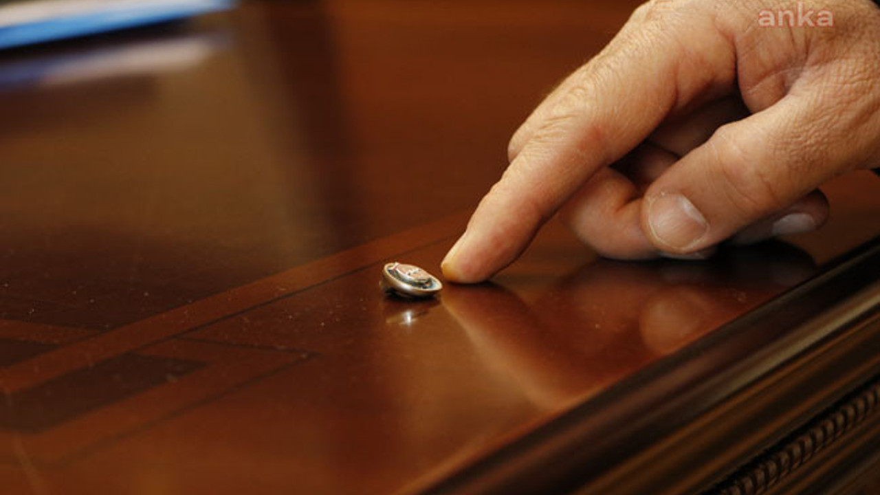 Denizli'de CHP'li ismin odasından dinleme böceği çıktı. Dinleme aletlerini nerelere koyuyorlar. Sizin de odanızda olabilir tıklayın öğrenin