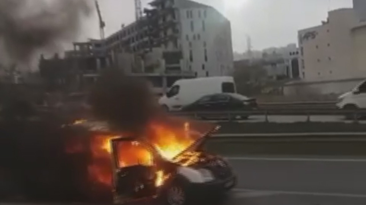 Otobanın ortasında yana yana ilerledi. Alev topuna dönen aracı görenler gözlerine inanamadı