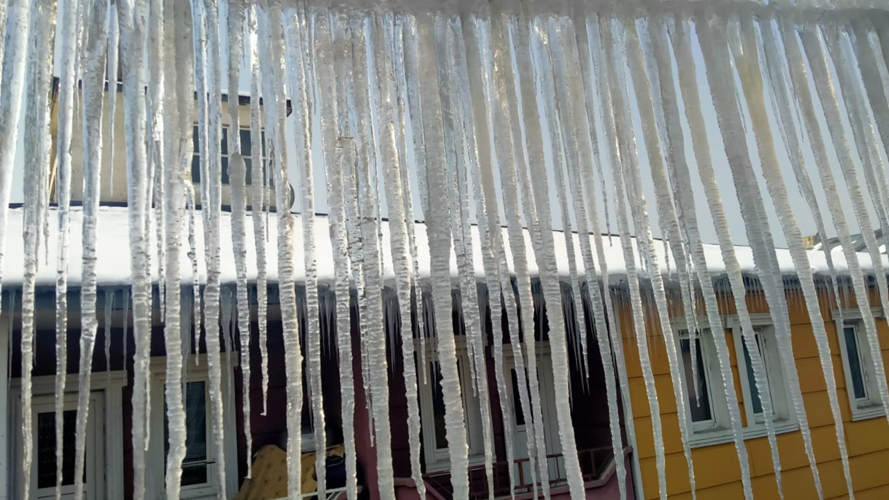 Ağrı'da akan sular buz tuttu demir parmaklık oluştu. Belediye alarma geçti