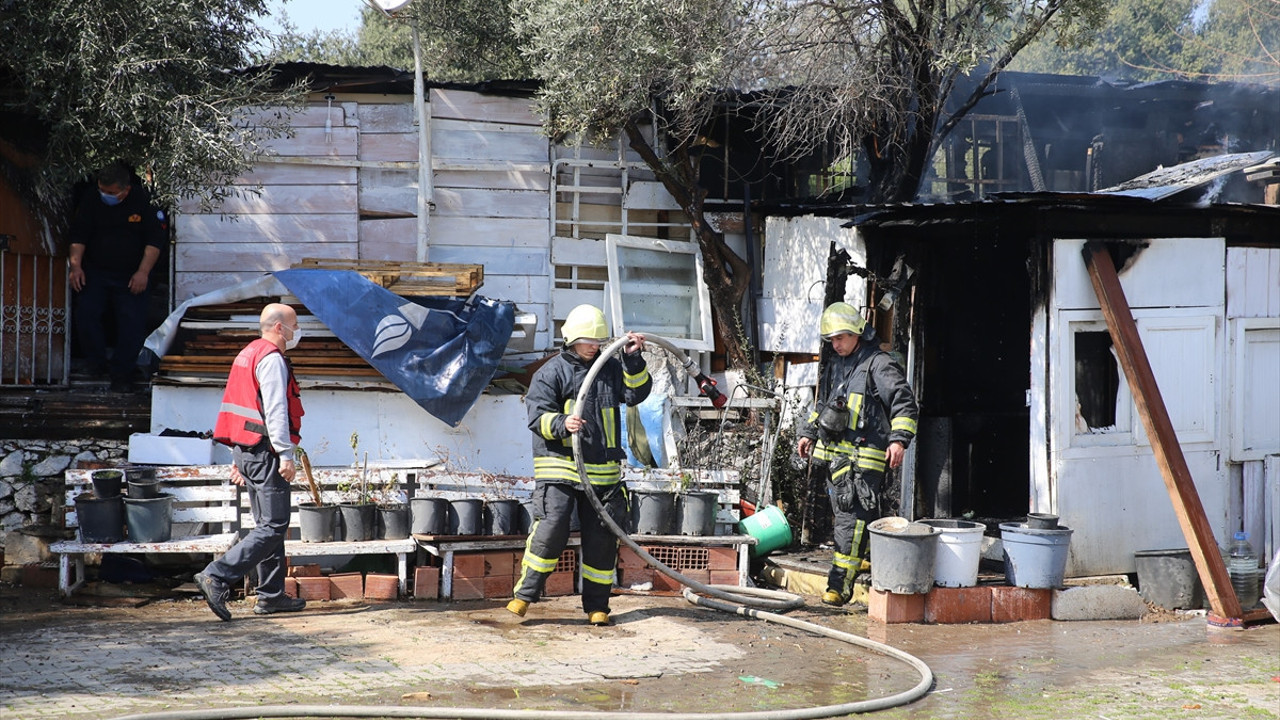 Gaz kaçağını çakmakla kontrol etti evini yaktı