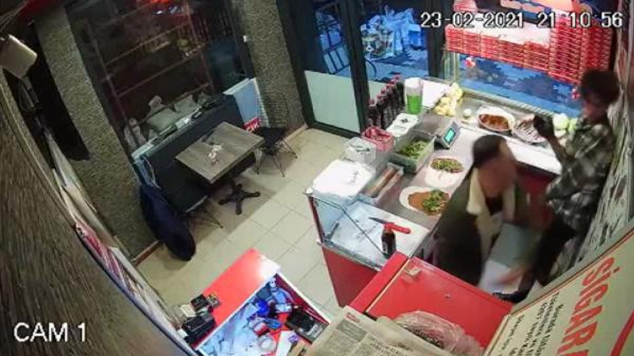 Çiğ köfteden bir lokma alıp köfteciye saldırmaya başladı. Bakın bahanesi ne