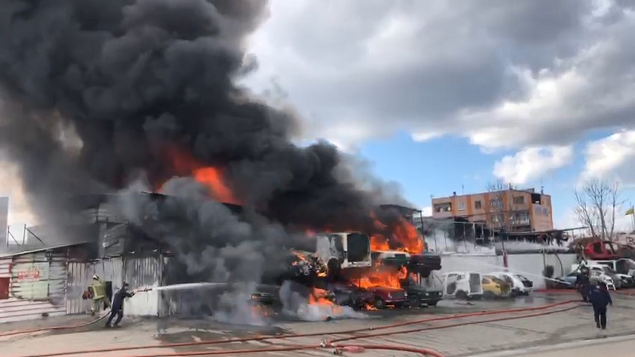 Bursa’da hurdalıkta yangın. Dumanlar gökyüzünü kapladı. Bursa Yalova yolu trafiğe kapatıldı