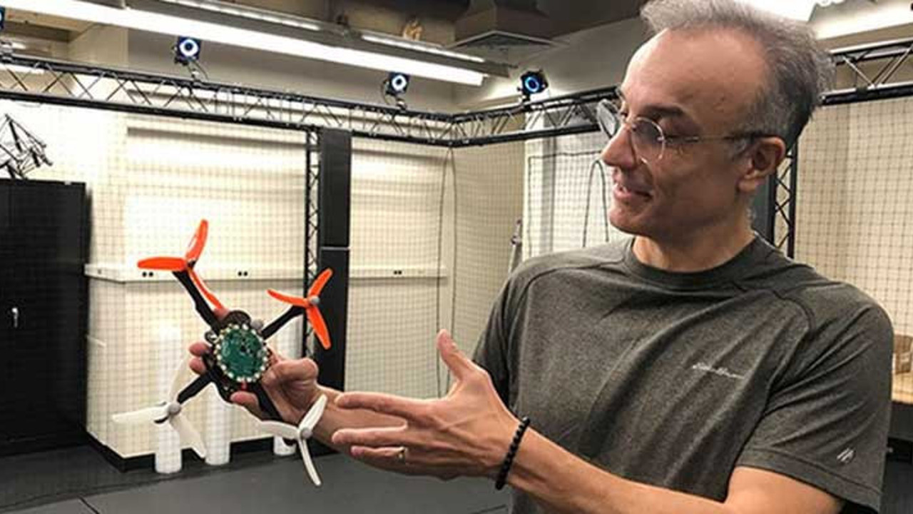 Mars'a inen uzay aracının algoritmasını yazan Türk her şeyi anlattı. Şimdi Ay'a iniş için çalışıyor. İlk kratere kendi adı verildi