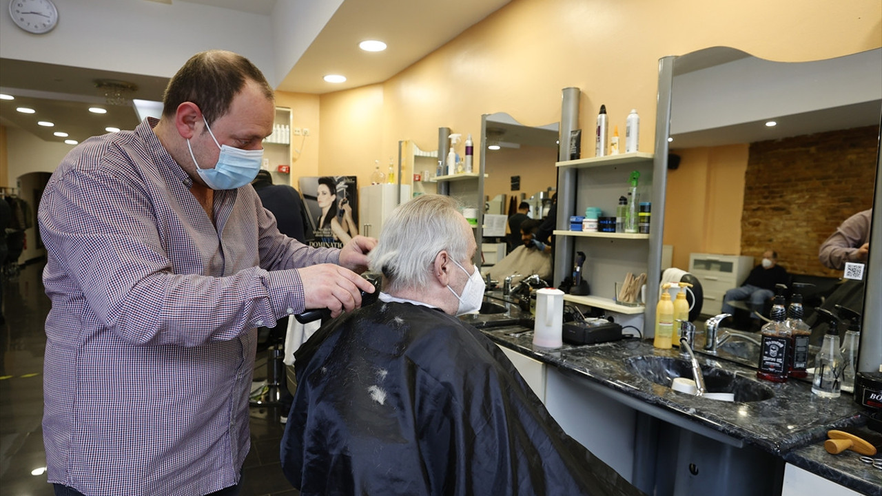Almanya'da berberler müşteri kabul etti
