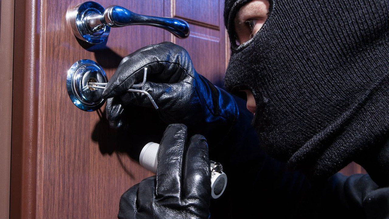 Hırsız uyanan ev sahibini başından vurdu