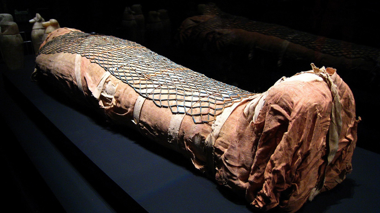 Mısırlı arkeologlar topraktan çıkardıkları papirüste yazanı görünce sevince boğuldu. Ölünün yüzüne sürmüşler