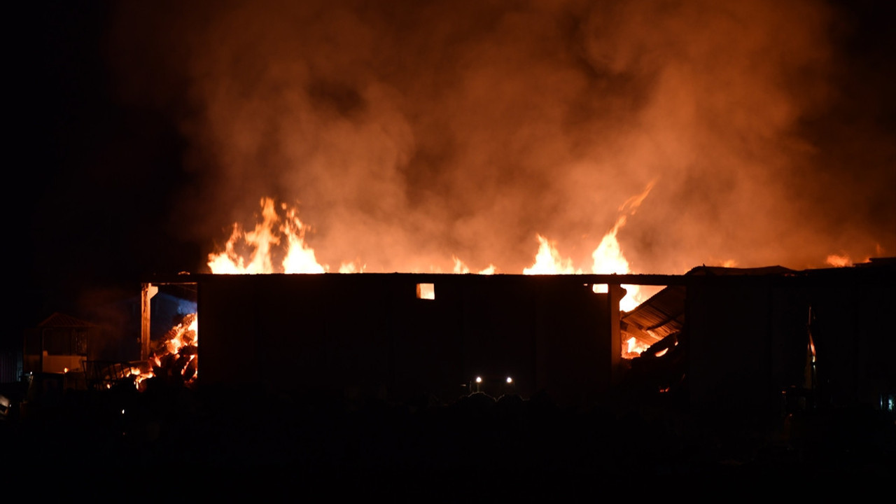Tekstil fabrikasındaki yangın söndürülemedi