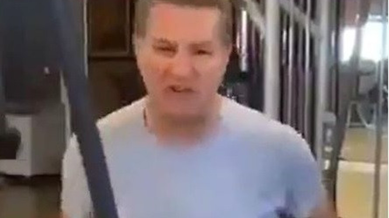 Savulun Mustafa Balboa geliyor. Spor salonunda idmana giren Sarıgül yumruklarını böyle salladı