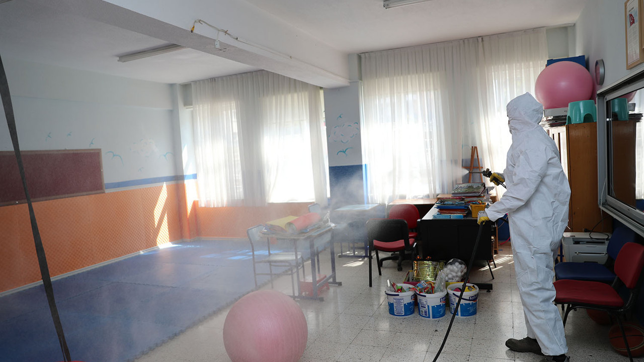 Öğrenci ve çalışanlar korona virüse yakalandı. Daha başlayalı 24 saat olmadı