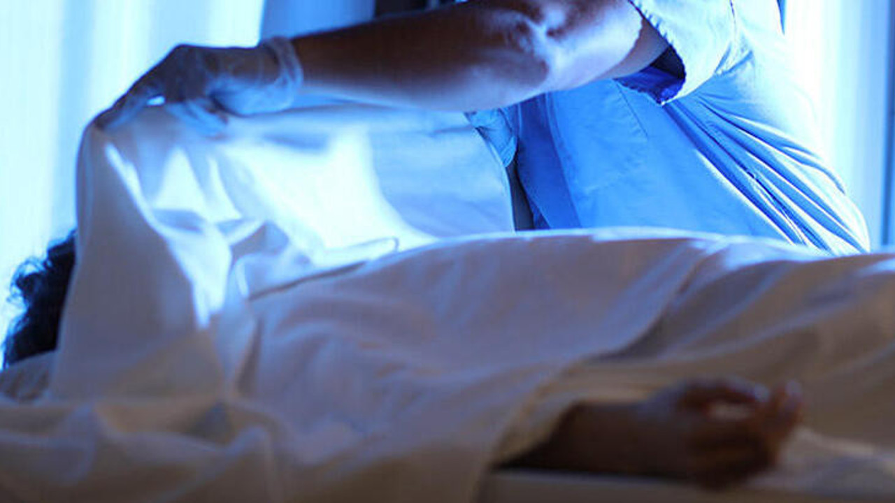 Hindistan'da genç adam otopsi masasında canlanıp ayağa kalktı. Doktorlar büyük şok yaşadı