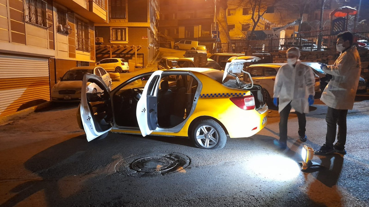 Denetimden kurtulmak için taksiciyi rehin aldılar