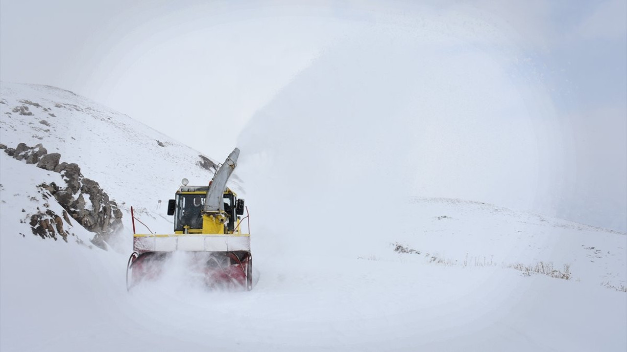 Van, Bitlis ve Hakkari'de 450 yerleşim birimine ulaşım sağlanamıyor