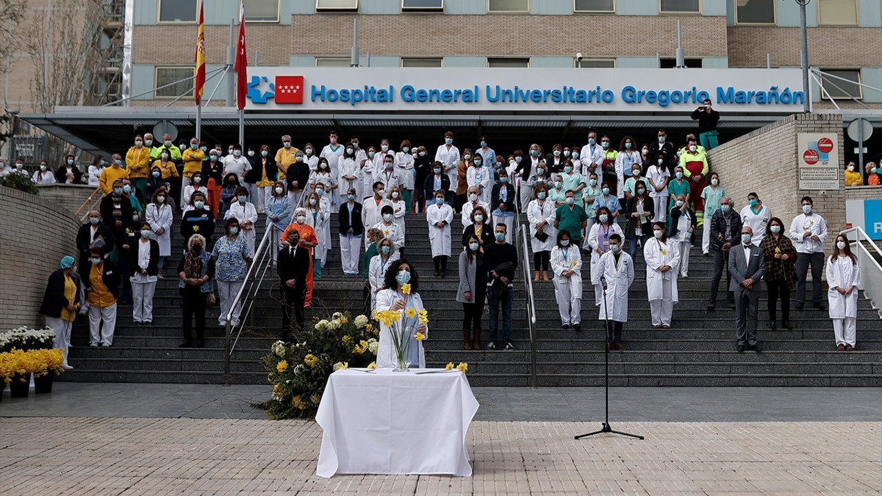 Madrid'de sağlık çalışanları korona nedeniyle hayatlarını kaybedenleri andı