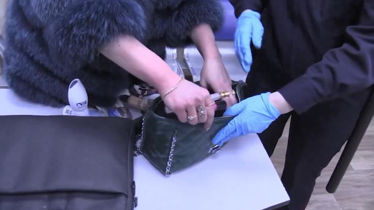 Uçakta yolcuları rahatsız edince koltuğa bağladılar