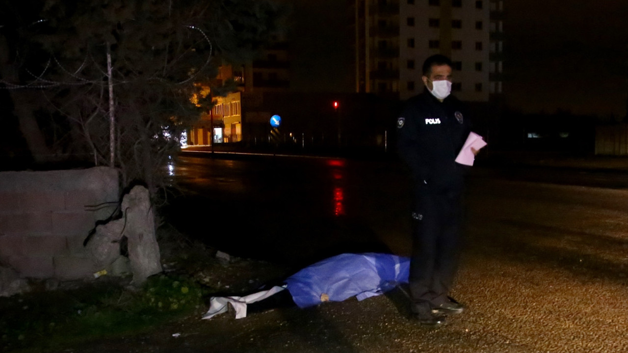 Yol kenarında kimliksiz ceset bulundu