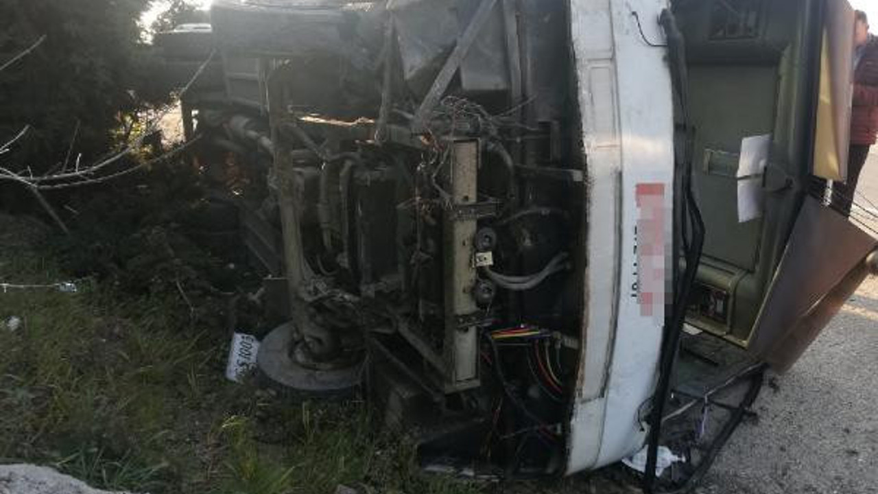 Yolcu otobüsü su kanalına devrildi