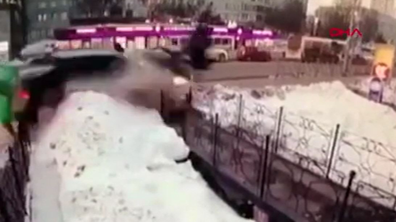 Rusya'da kamyonet durakta bekleyen yolcuları biçti. Her biri metrelerce uçtu