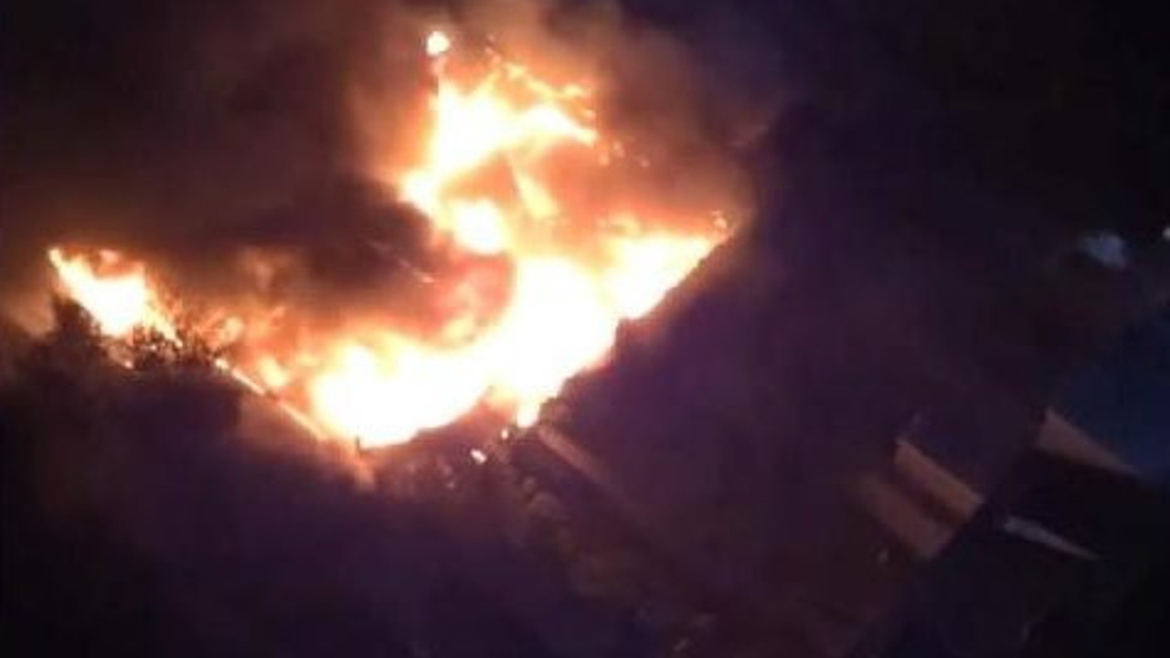 Koca mahalleyi alevler yuttu. 3 genç dükkanlarını ateşe verdi