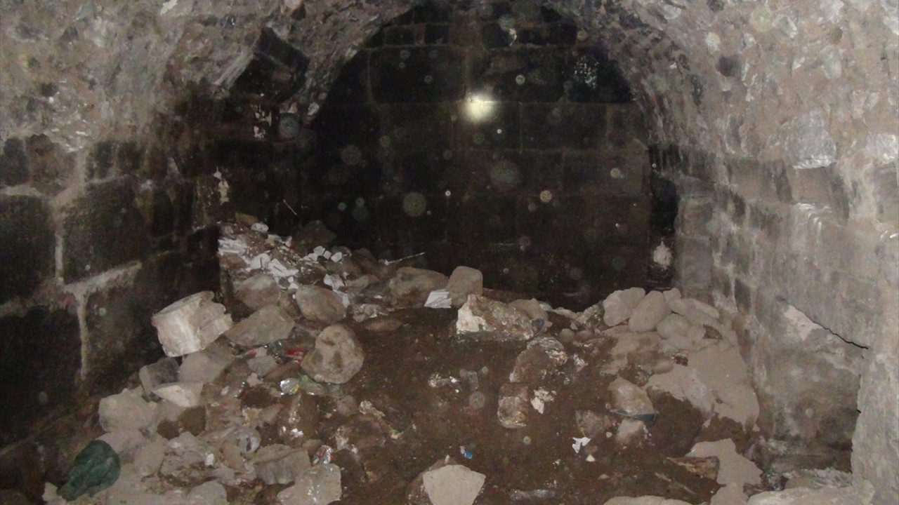 Şanlıurfa’da define avcıları buldu. Jandarmaya bölgeyi koruma altına aldı