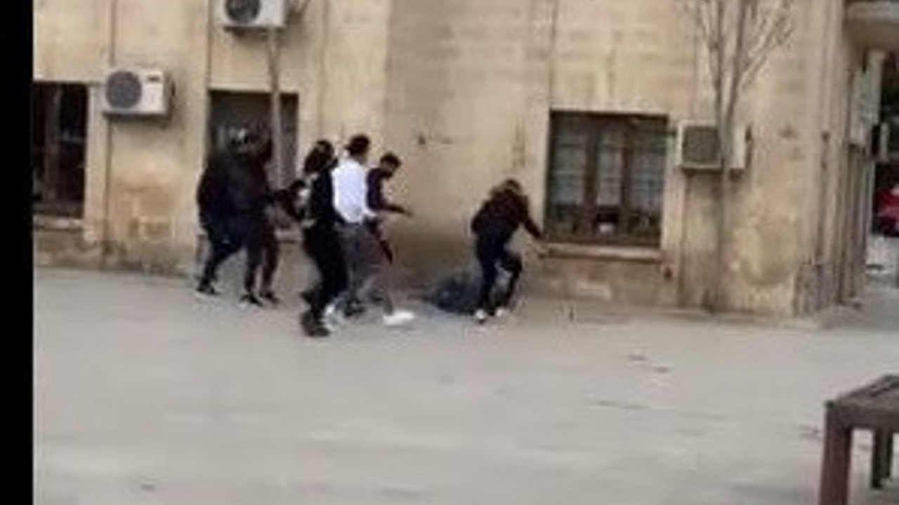 Şanlıurfa'da korkutan gelişme. Suriyeliler içlerinden birini böyle linç etmek istedi. Eski adı Topu yeni adı Rabia Meydanı olan yerde