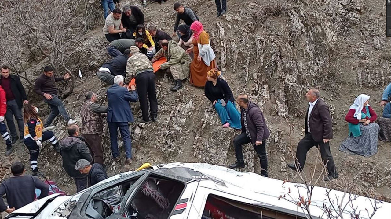 Batman'da öğrenci servisi 300 metreden uçuruma yuvarlandı. 2 kardeşten kahreden haber