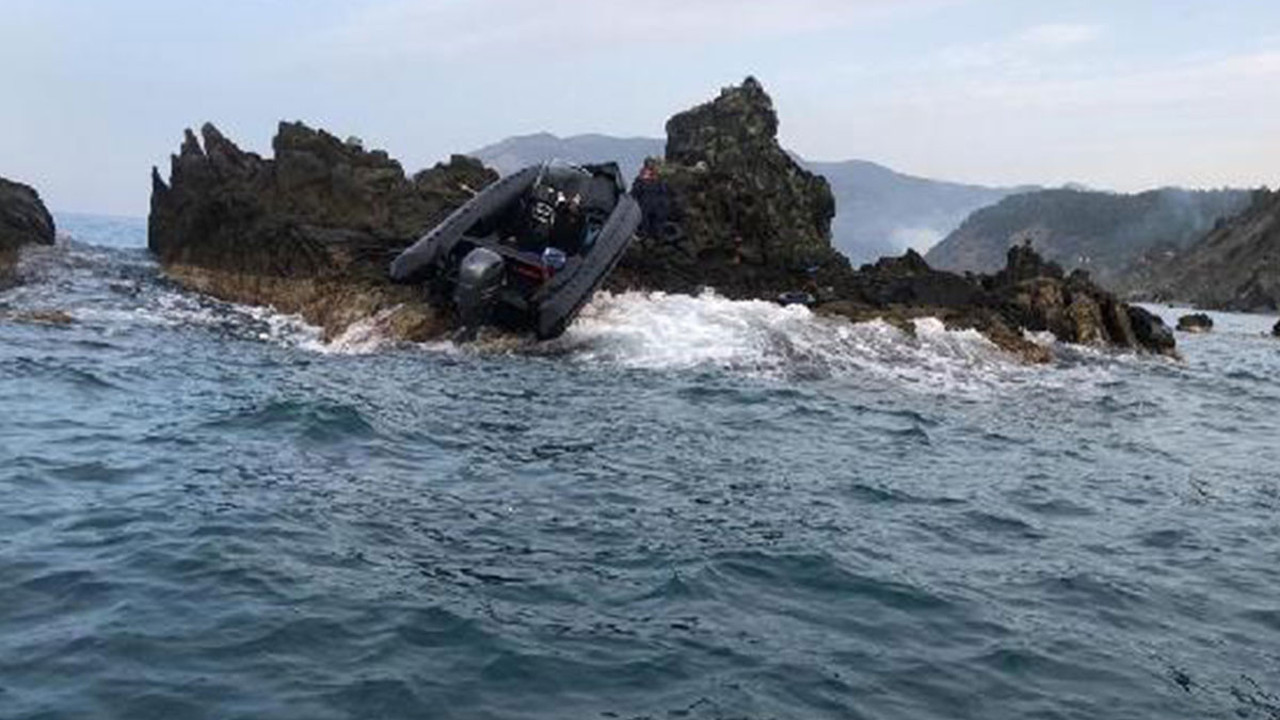 Kayalıklara çarpan tekneden 19 göçmen kurtarıldı