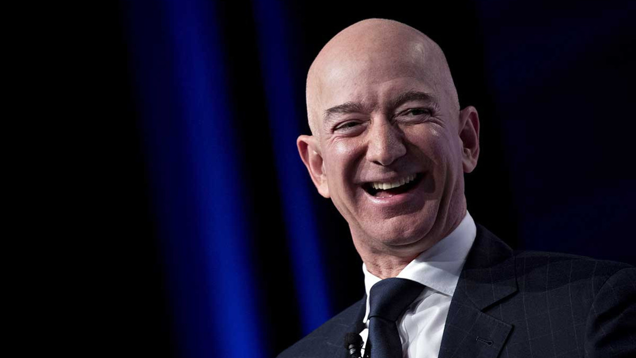 Bezos sağ cebinden aldı sol cebine koydu