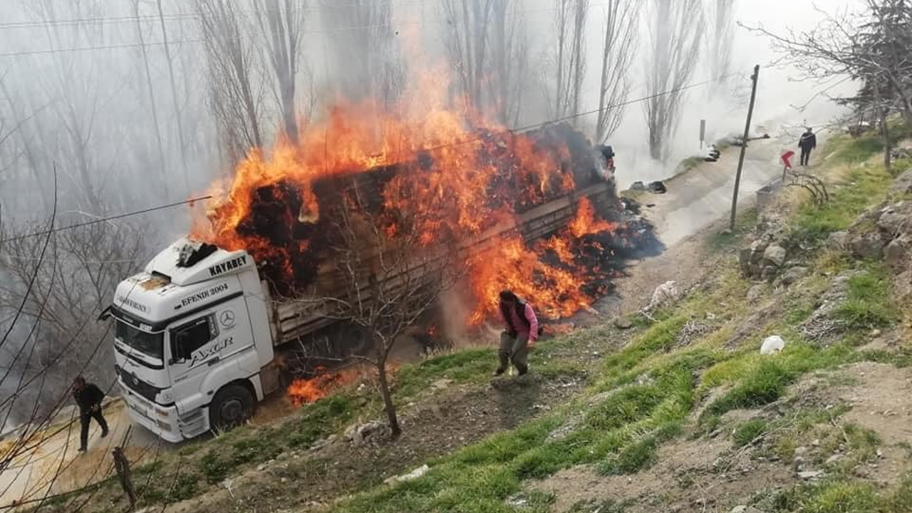 Önce samanlar sonra TIR yandı