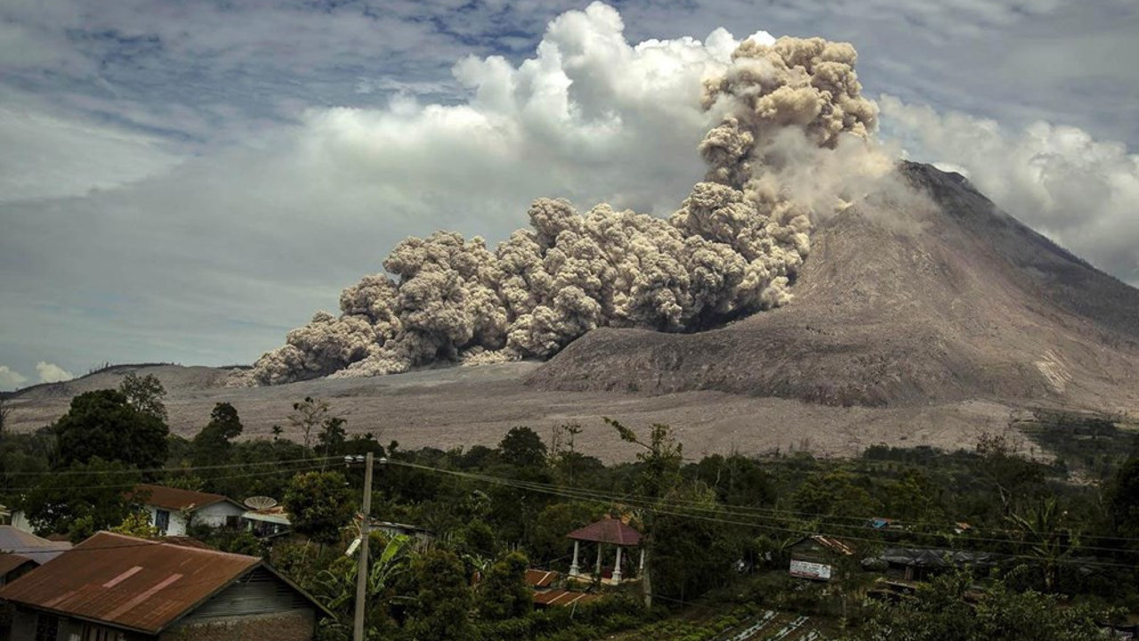 Endonezya'da yanardağ patlaması (11 Mart 2021)
