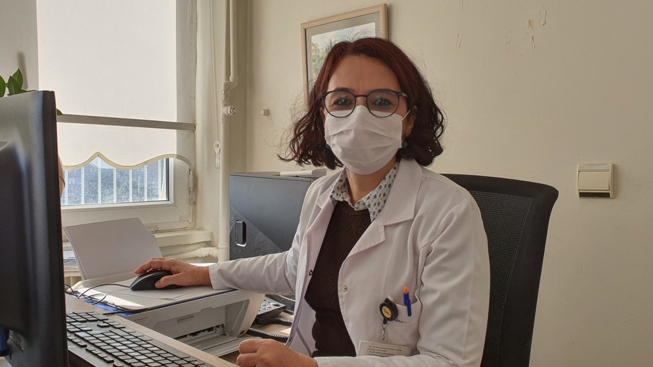 Bilim Kurulu Üyesi Prof. Dr. Serap Şimşek Yavuz açıkladı. Korona geçirdikten aylar sonra ortaya çıkıyor. Gizemli hastalık çocukların ardından yetişkinlerde de yayılmaya başladı