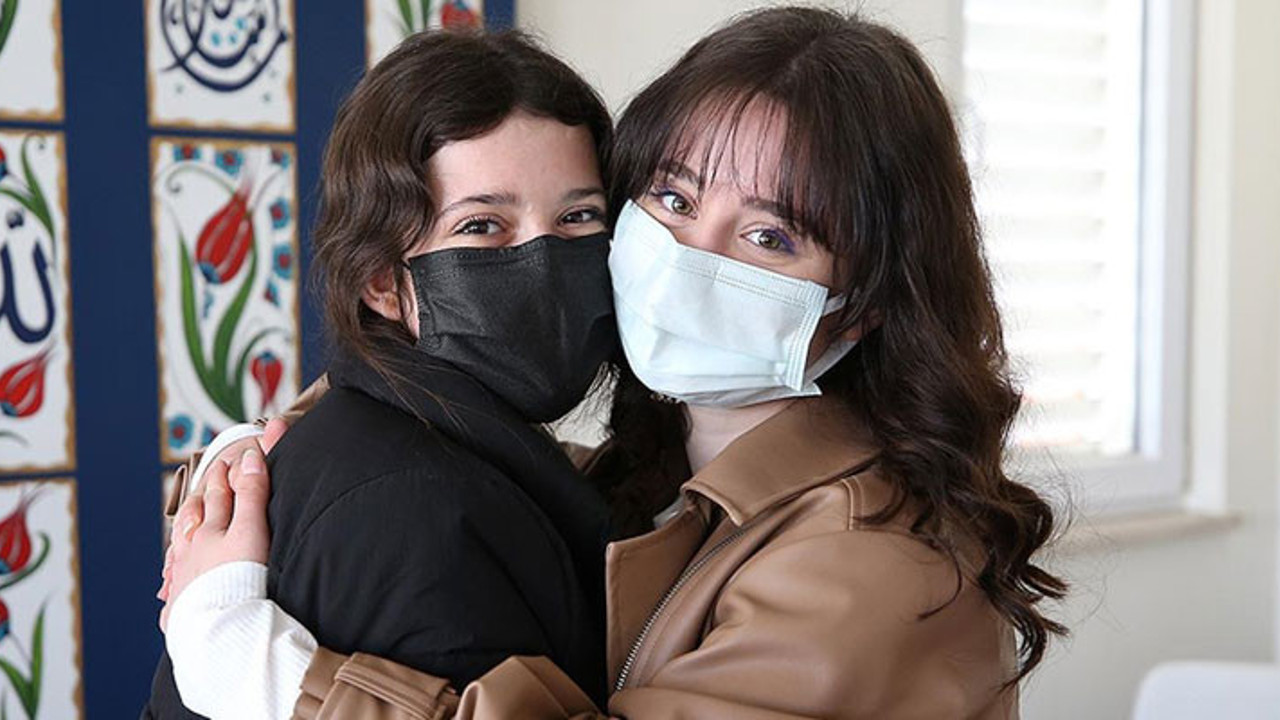 Yurda terkedilip yurtta büyüyen iki kız kardeşin mutlu sonu. Ablasıydı annesi oldu