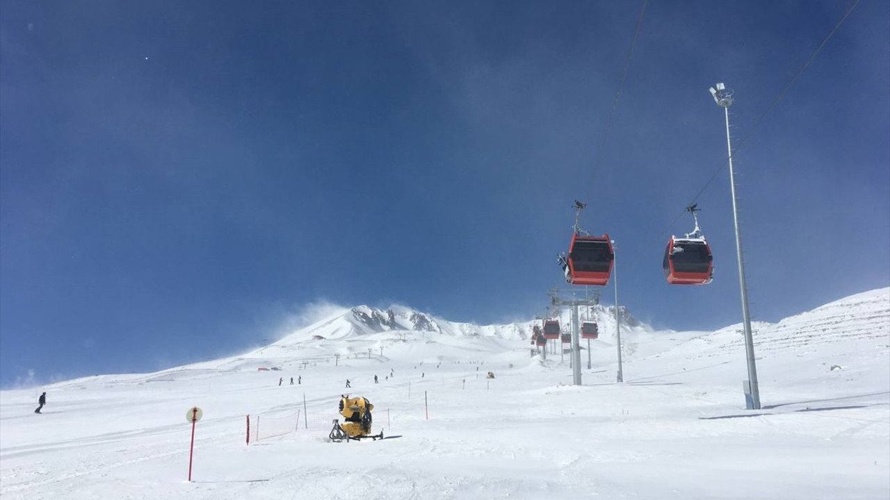 Erciyes'te kar kalınlığı 1 metreye ulaştı