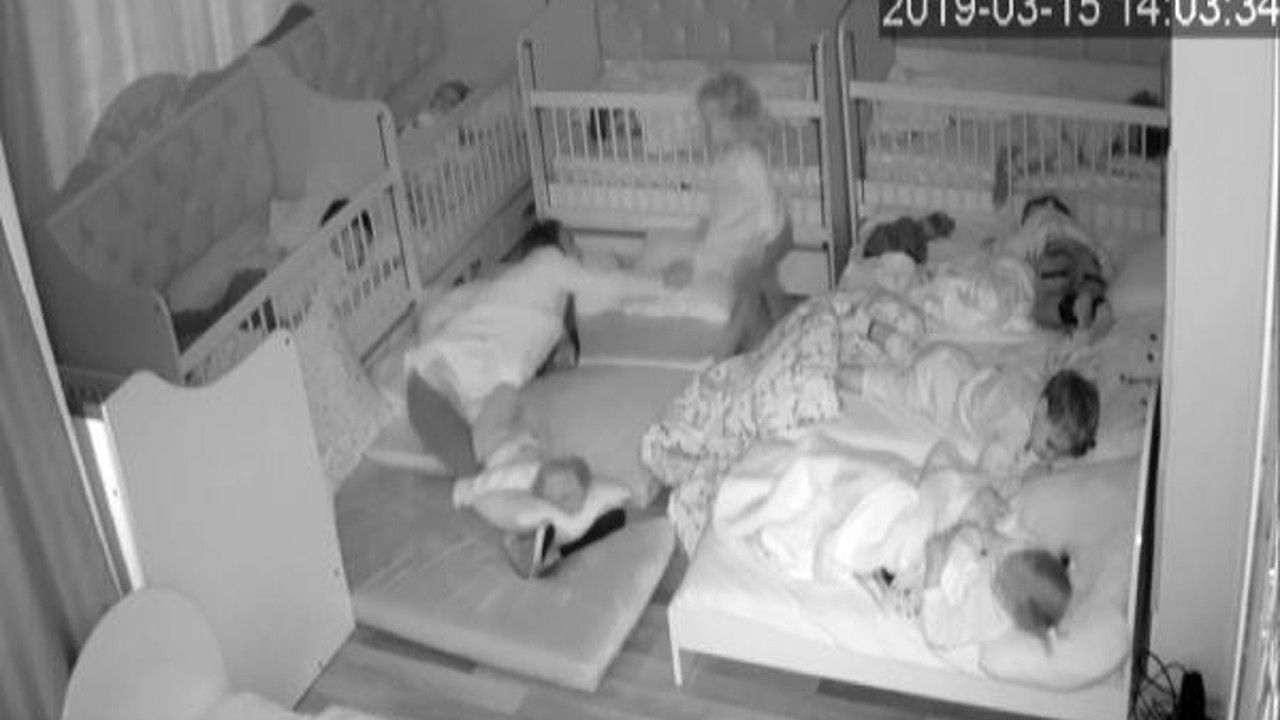 Kreşte çocuklara işkence yapan bakıcı. Ellerin kırılsın senin kadın
