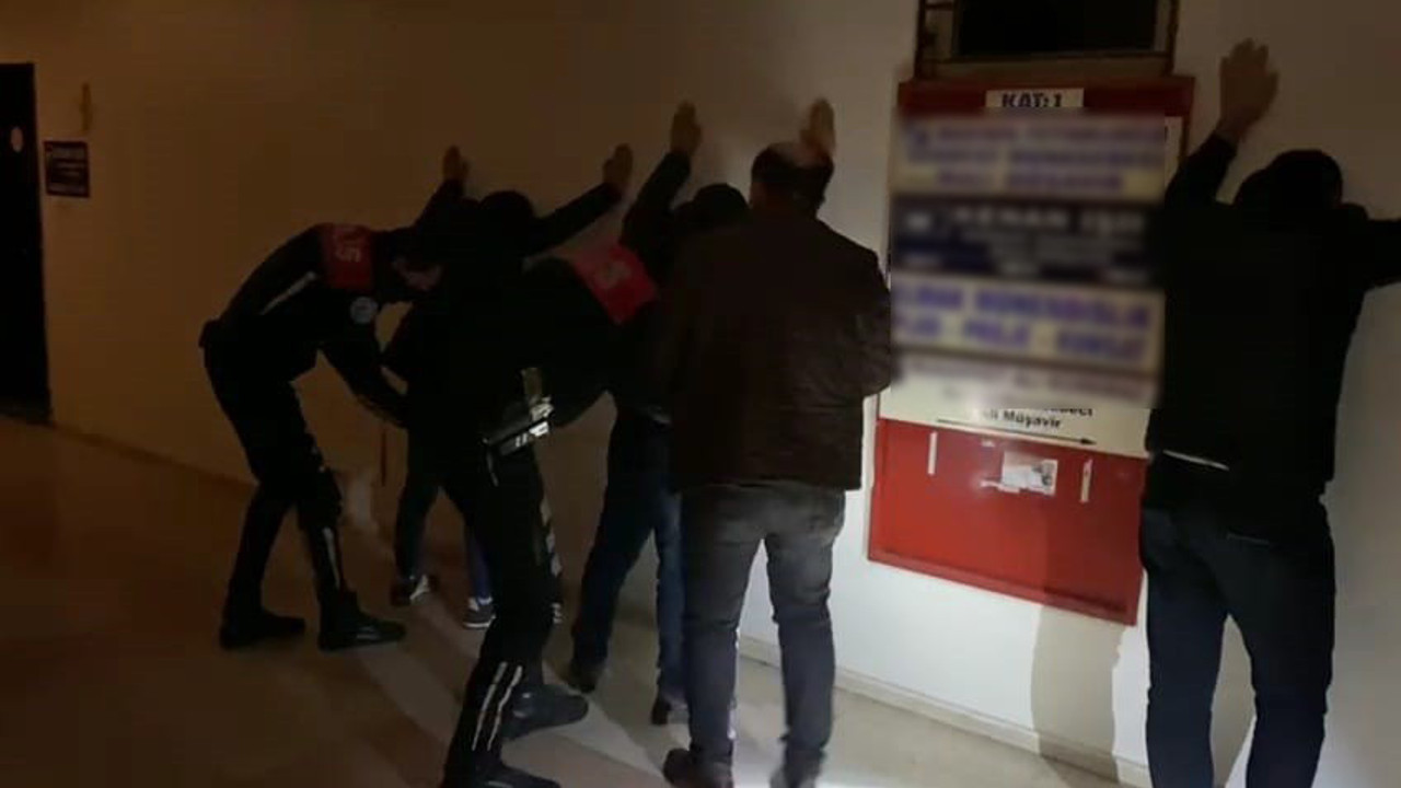 Osmaniye'de kumarbazlar gizli bölümde sobelendi. Polis kilidi açınca her şey ortaya çıktı