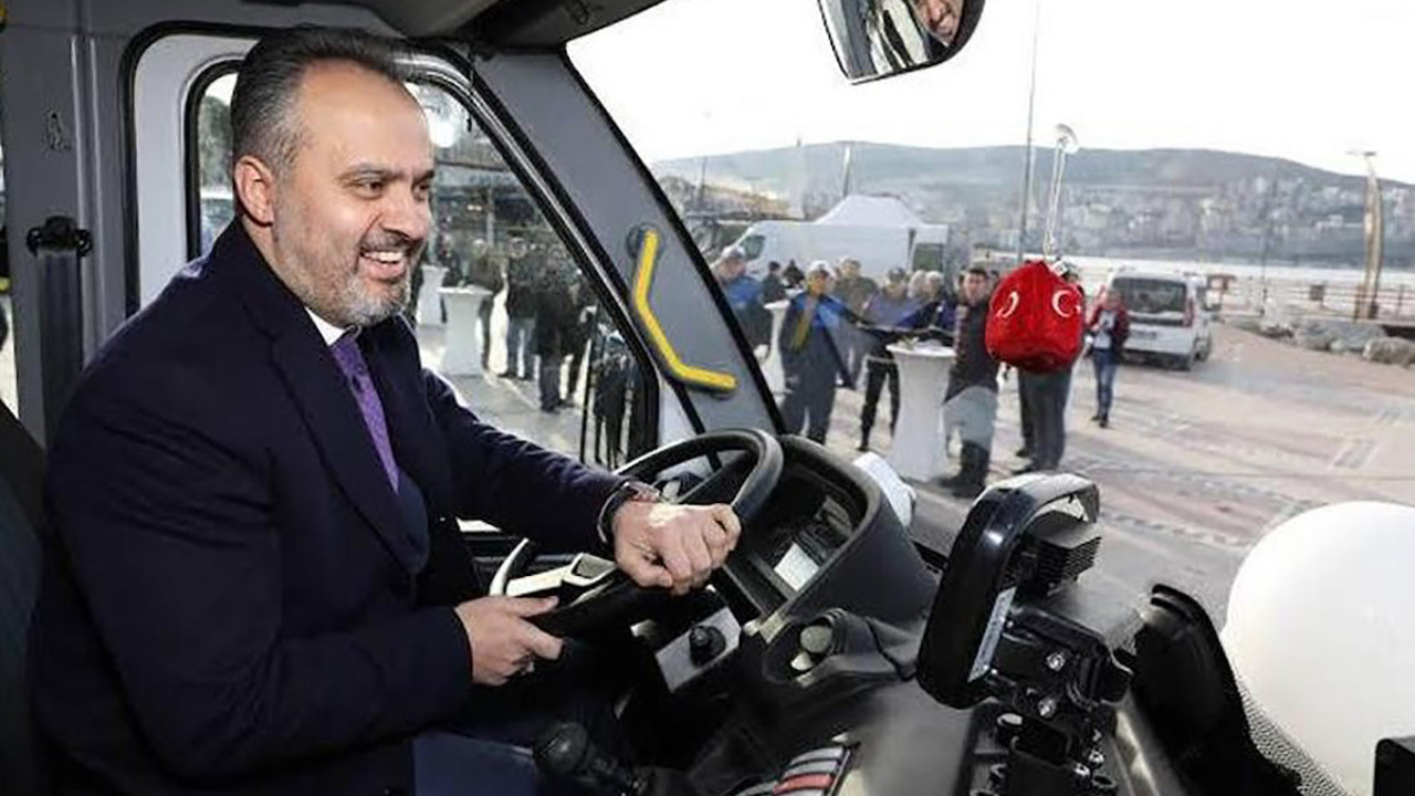 Göreve gelirken makam araçlarından tasarruf edeceğini söylemişti belediyeye 157 yeni araç kiraladı. İYİ Parti’den sert tepki