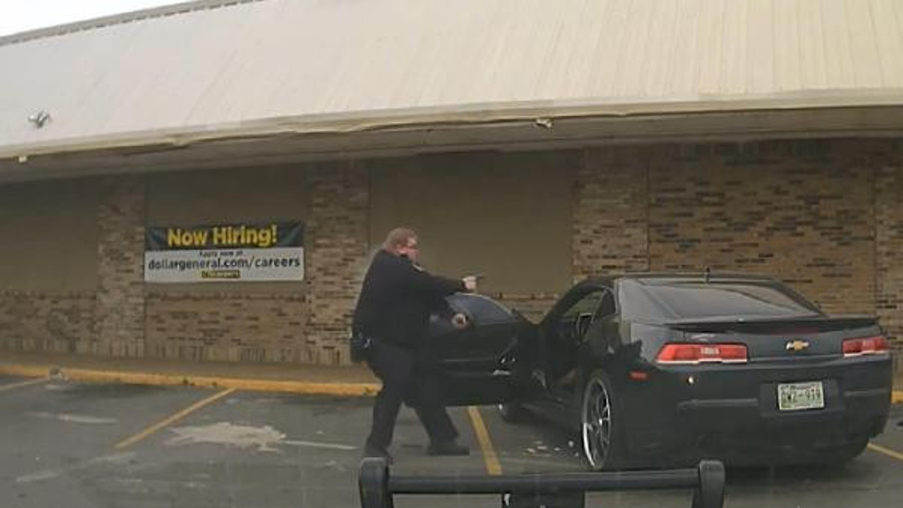 Elektrik yiyen kadın polisi kovboy filmlerindeki gibi vurdu. Kadın 6 polis 2 mermi sıktı. Polis çaresizce yere düştü