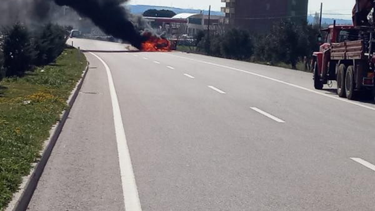 Hareket halindeki otomobil alev alev yandı. Yolun ortasında cayır cayır yandı