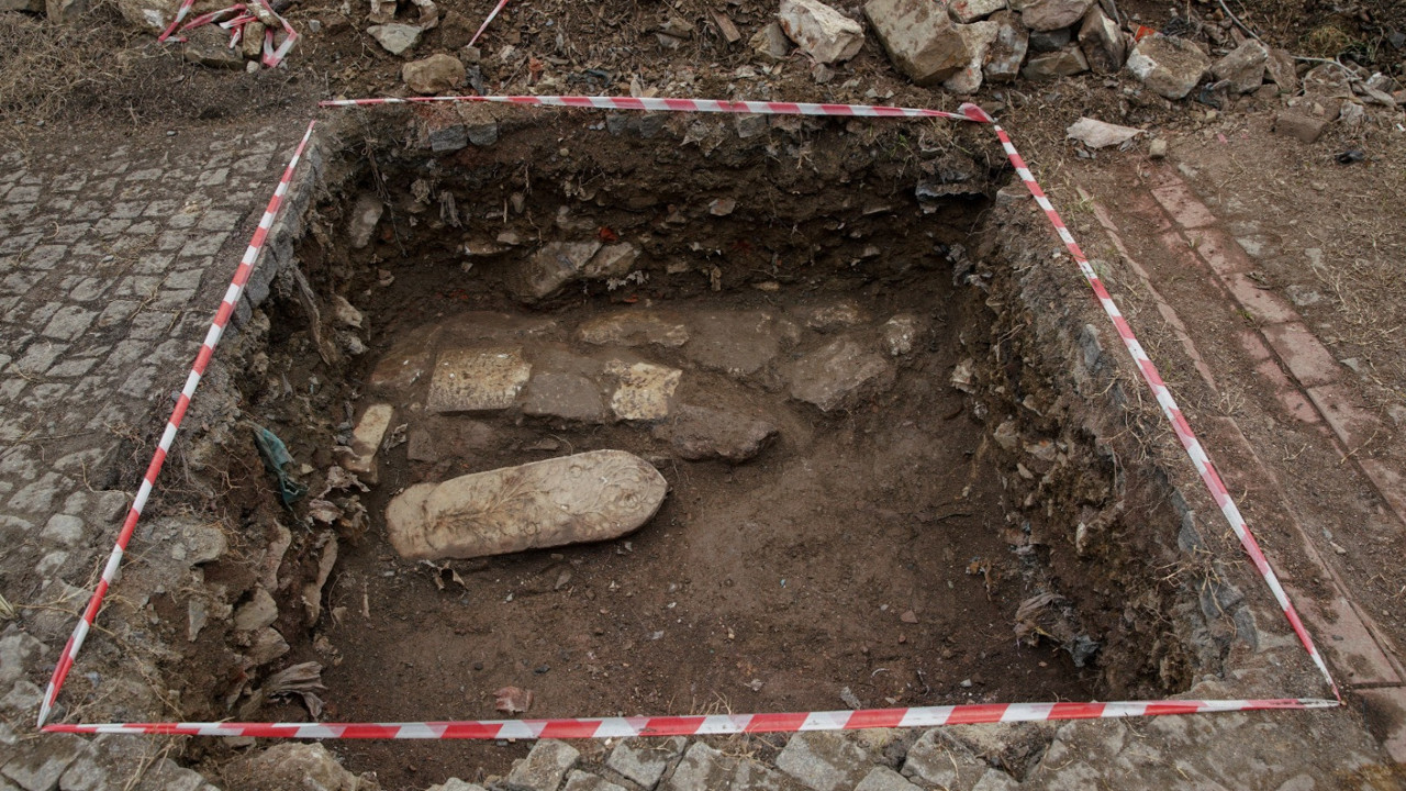 Eyüpsultan'da heyecanlandıran keşif. Kaldırım kazıldıkça tarih fışkırdı