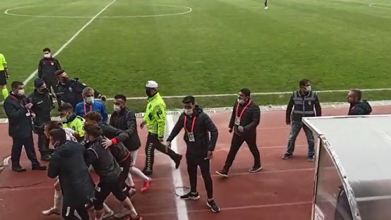 Futbolcuya kendi taraftarlarından linç girişimi