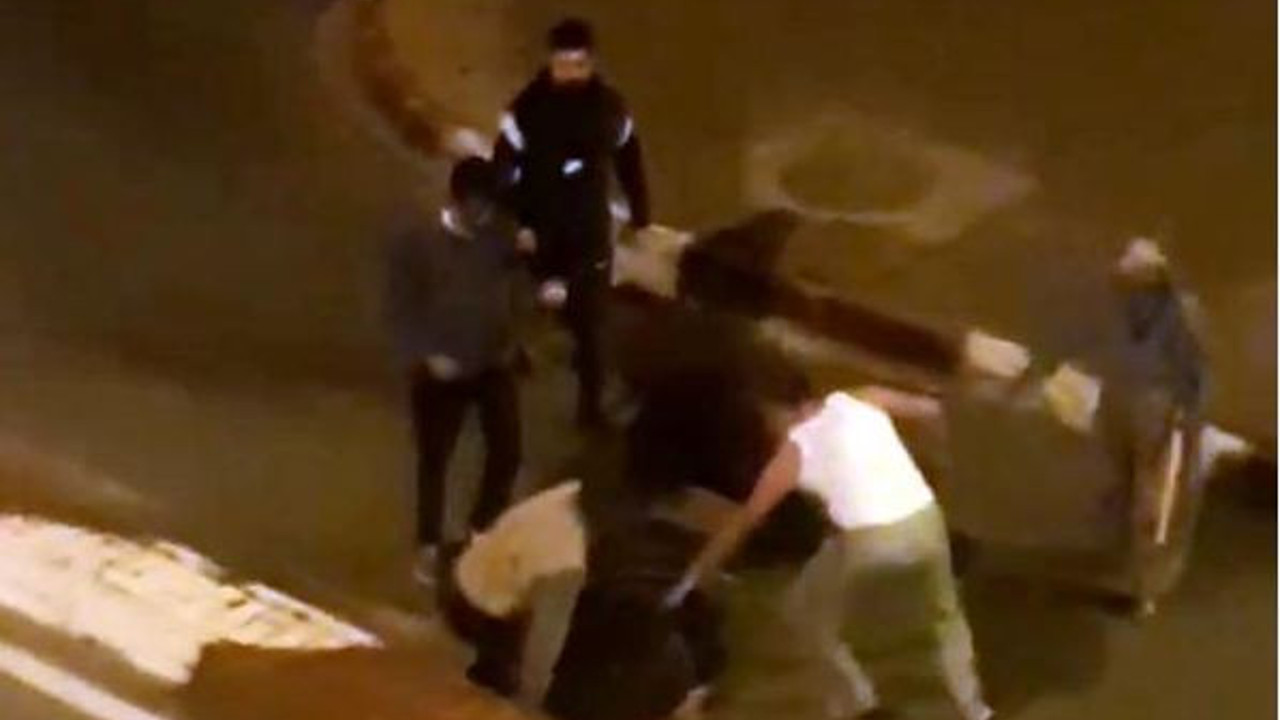 Antalya'da beş kişi bir olup bir genci öldüresiye dövdü. Kimse ayıramadı