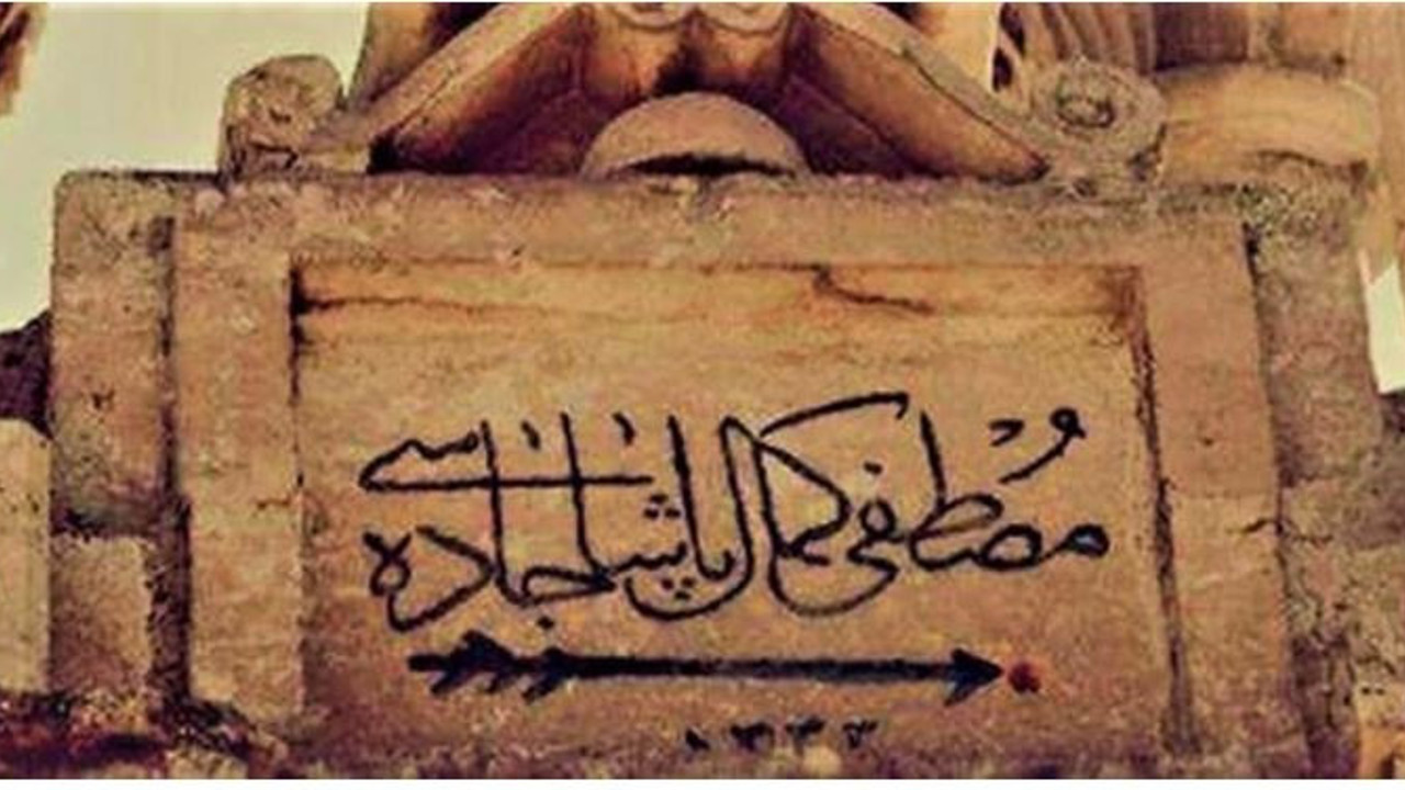 İlk Atatürk anıtı Çanakkale Savaşından hemen sonra Urfa’da dikildi. Çanakkale’de Atatürk yoktu diyenlere bu anıtı gösterin