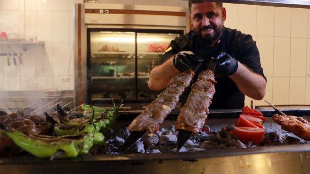 Adana'da öyle bir kebap yaptı ki taleplere yetişemiyor. Adını duyan meraktan istiyor