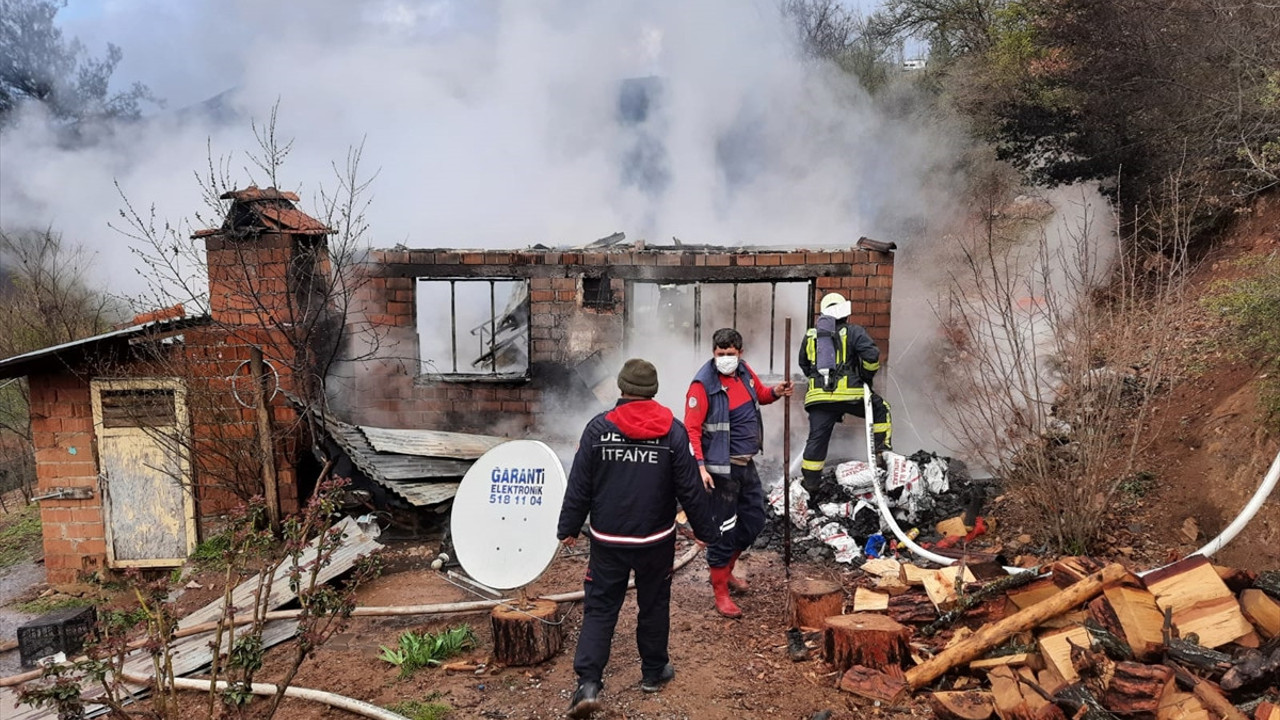 Kaçak elektriği kesilince evini yaktı