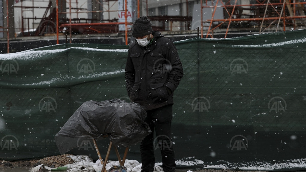 Başkentliler şaşkına döndü. 3.cemre düştü Ankara’da kar yağdı
