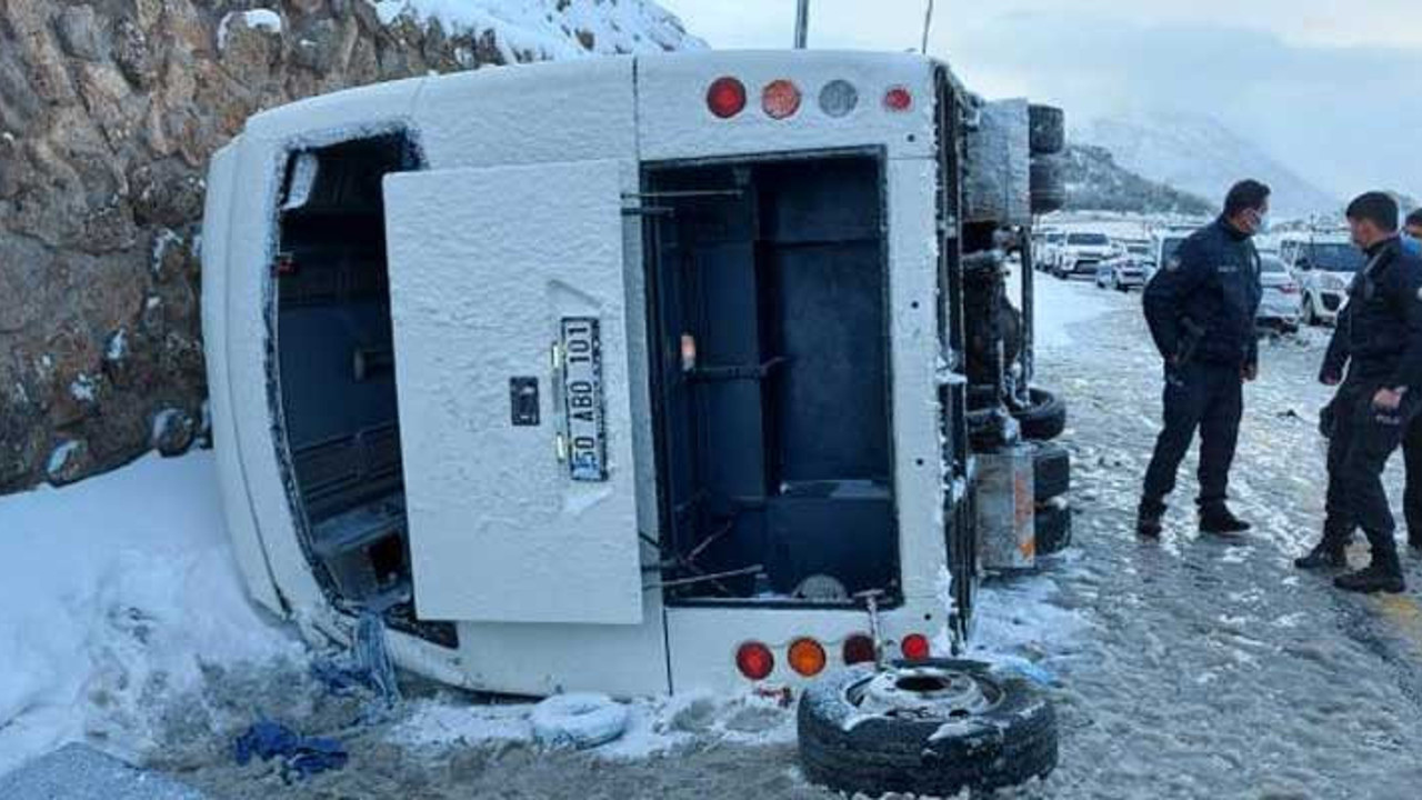 Kayseri'de turistleri taşıyan midibüs devrildi