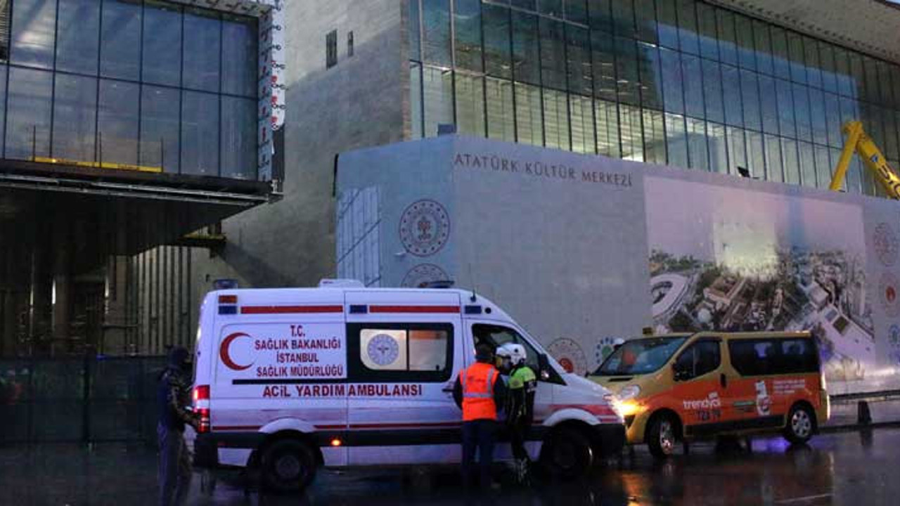 Atatürk Kültür Merkezi inşaatında asma tavan işçilerin üzerine çöktü. Yaralı işçiler hastaneye kaldırıldı